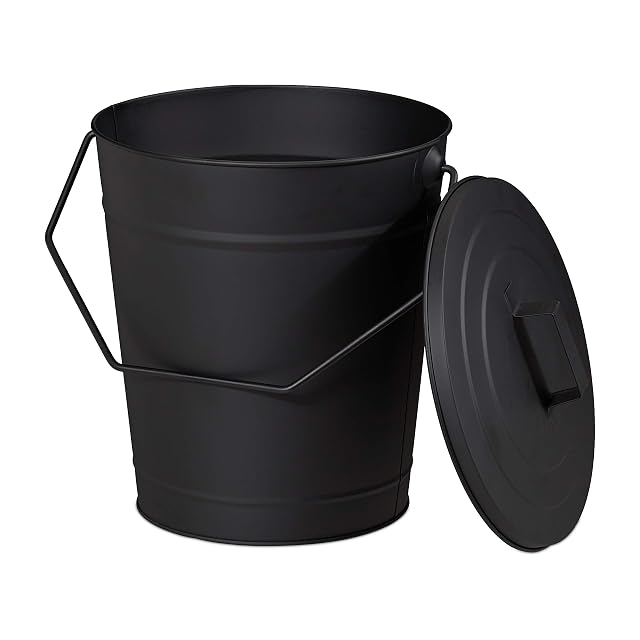 Un cubo de cenizas de acero negro con pintura en polvo y tapa, para enfriar y transportar ceniza caliente