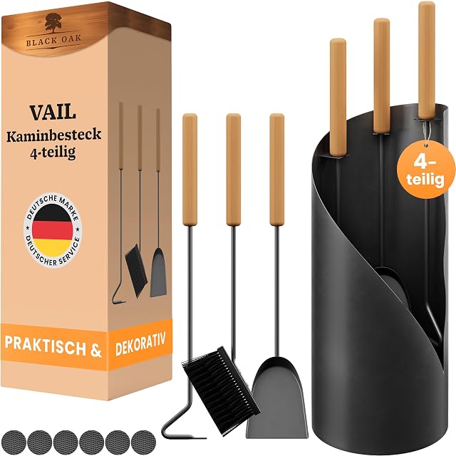 Un juego de chimenea negro de cuatro piezas con mangos largos de madera en un pie redondo cerrado