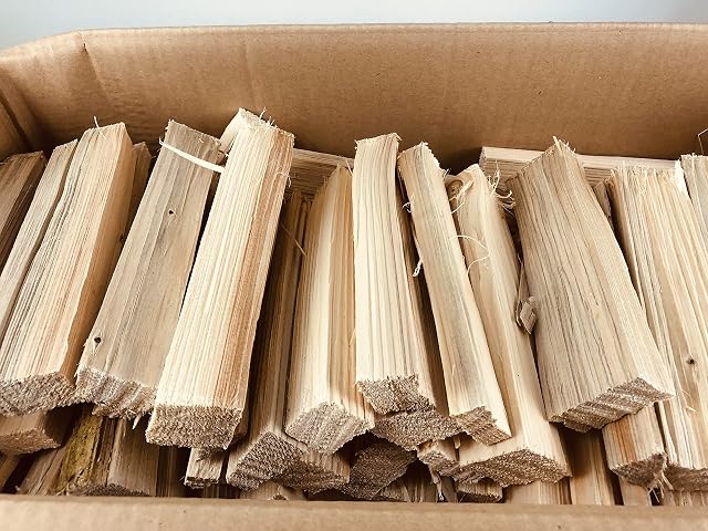 Astillas secas de abeto y pino de unos 20 cm de largo y de dos a cuatro centímetros de grosor, embaladas en cartones