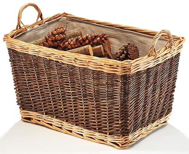 Una cesta marrón de mimbre trenzado para leña con un forro de tela de yute extraíble y un asa resistente